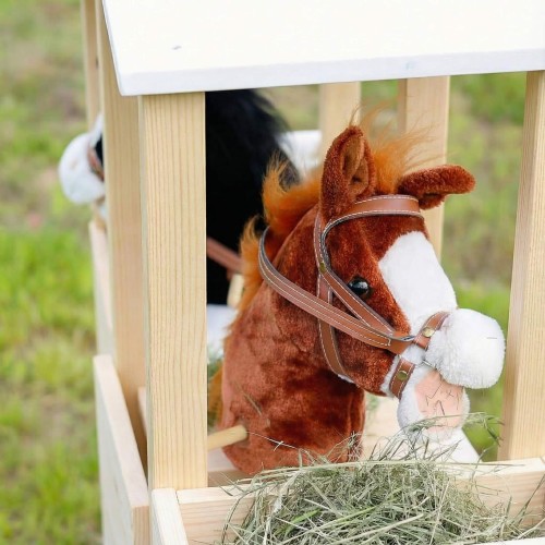 Detailaufnahme eines Hobby Horses im Stall beim Fressen von Heu