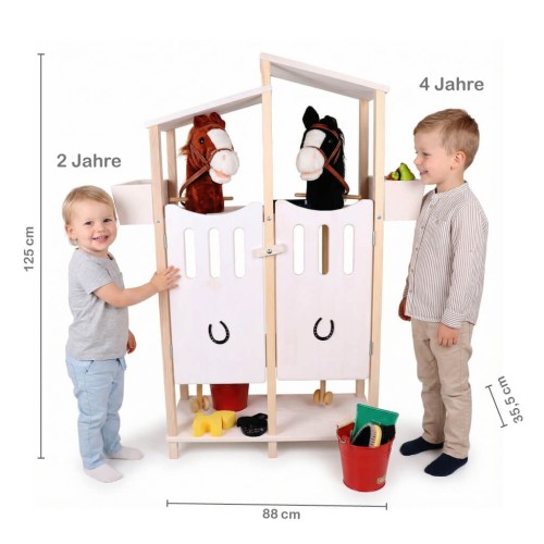 Größenvergleich Hobby Horse Stall mit Kindern – Maße und Höhe sichtbar