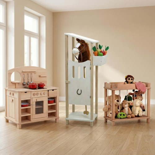 Hobby Horse Stall integriert im Kinderzimmer neben Kinderküche und Kuscheltierzoo