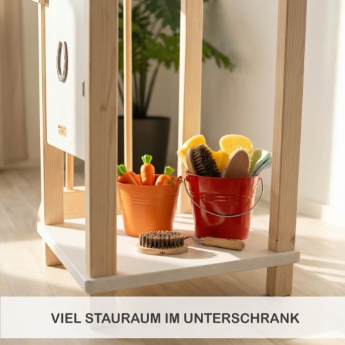 Großer Stauraum im Unterschrank des Hobby Horse Stalls – Zubehör wie Eimer und Pflegeutensilien ordentlich verstaut