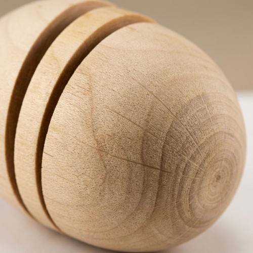 Naturbelassenes Holz-Osterei mit dekorativer Rillenstruktur – nachhaltige Osterdekoration