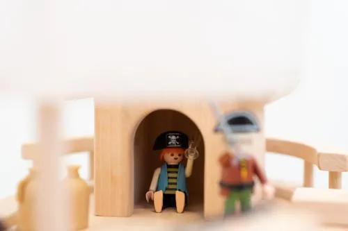 Kinder-Piratenschiff und Kinder-Arche, Detail Kajüte mit Playmobil Piraten, Massivholz, natur, nachhaltig