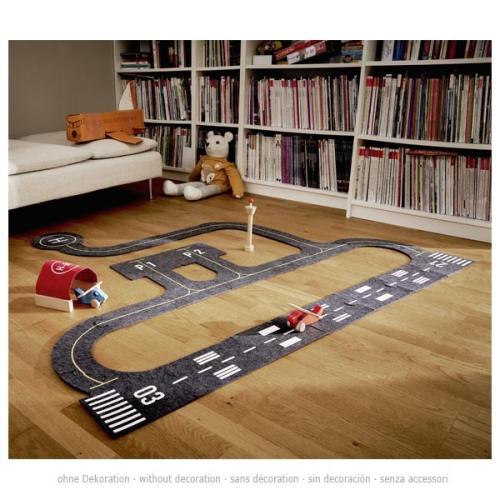 Flughafen Spielset aus Filz und Holz mit Startbahn, Flugzeugen und Tower aufgebaut