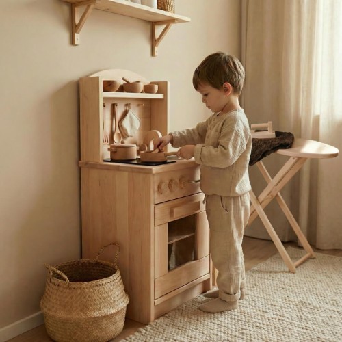Preview: Holzküche Kinder aus Buche natur – Kind spielt begeistert in warmem Montessori-Kinderzimmer und fördert Kreativität