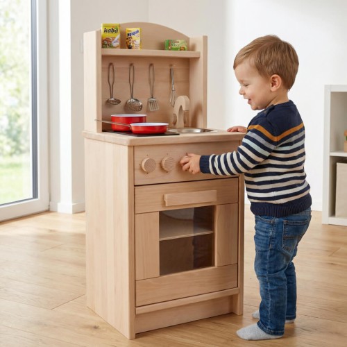 Preview: Holzküche Kinder natur – konzentriertes Spiel im Montessori-Kinderzimmer, unterstützt freies Rollenspiel und Entwicklung
