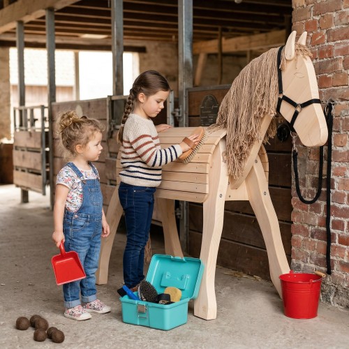 Holzpferd wird im Stall geputzt