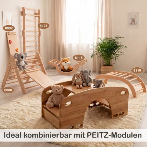 Kombination aus Schiffschaukel und Kletterelementen aus Holz im Kinderzimmer