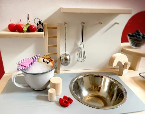 Jeppes Wichtel-Küche | 4-seitig bespielbare Kinderküche Cinderella | mit Wichtel-Haus