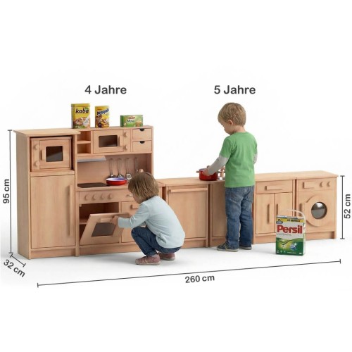 Größenvergleich zeigt ideale Spielhöhe der Kinderküchenzeile für Krippenkinder ab 2 Jahren