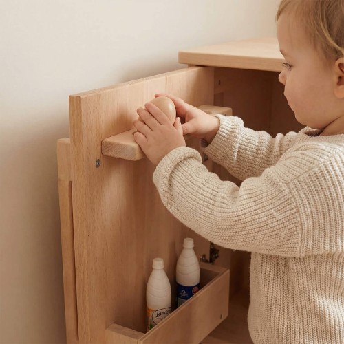 Preview: Kinder Kühlschrank aus Buche Massivholz – Kind öffnet die Tür und nutzt Eier- und Getränkehalter im realistischen Rollenspiel