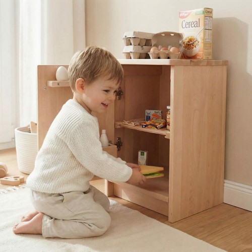 Preview: Kind spielt begeistert mit Kinder Kühlschrank aus Holz im skandinavischen Kinderzimmer – fördert Rollenspiel und Selbstständigkeit