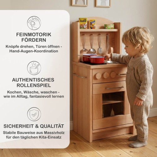 Holzküche Kinder natur – konzentriertes Spiel im Montessori-Kinderzimmer, unterstützt freies Rollenspiel und Entwicklung