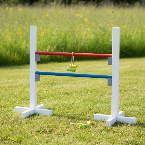 Leitergolf Wurfknebel hängen an der 2in1 Kinder Springhürde aus Holz im Garten
