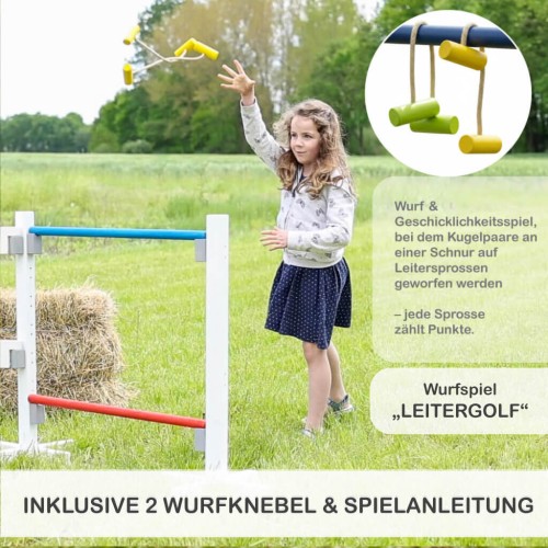 Kind spielt Leitergolf Wurfspiel an der 2in1 Kinder Springhürde aus Holz im Garten