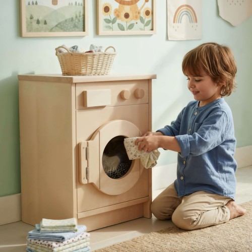 Preview: Kind spielt mit Kinder Waschmaschine aus Holz im warmen Kinderzimmer – fördert Rollenspiel und Alltagssinn auf natürliche Weise