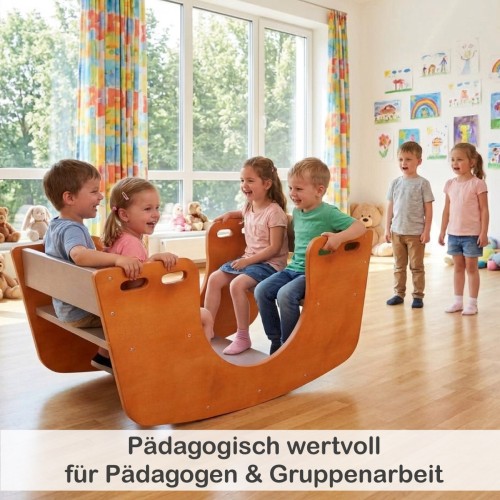 Kinder spielen gemeinsam auf Holz Wippe im Kindergarten fördert soziale Entwicklung