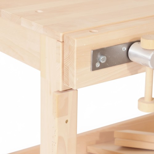 Detailaufnahme der höhenverstellbaren Kinderhobelbank zeigt feine Holzmaserung, stabile Verarbeitung und präzise Handwerksqualität.