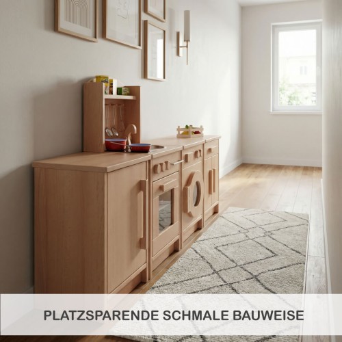 Platzsparende schmale Kinderküche aus Holz an der Wand im kleinen Raum integriert