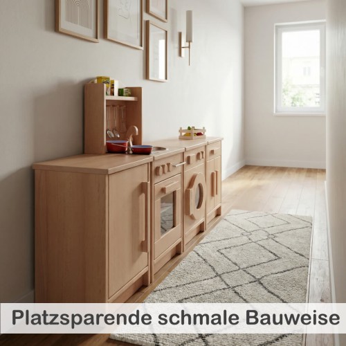 Platzsparende schmale Kinderküche aus Holz an der Wand im kleinen Raum integriert