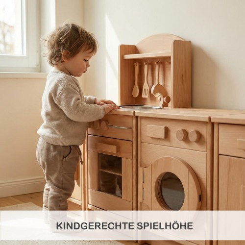 Kind spielt an einer Holz Kinderküche in ergonomischer Spielhöhe, ideal für Kleinkinder und Krippenkinder