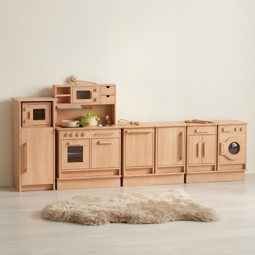 Große Kinderküchenzeile aus Holz mit mehreren Spielküchenmodulen und Arbeitsflächen auf einem Teppich im Kinderzimmer