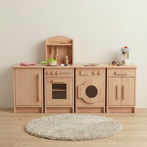 Kinderküchenzeile aus Holz mit Backofen, Spüle und seitlichem Kühlschrankmodul mit dezent platzierten Küchenutensilien