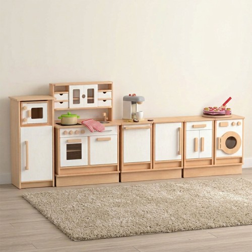 Große Kinderküchenzeile aus Holz mit mehreren Spielküchenmodulen und Arbeitsflächen auf einem Teppich im Kinderzimmer