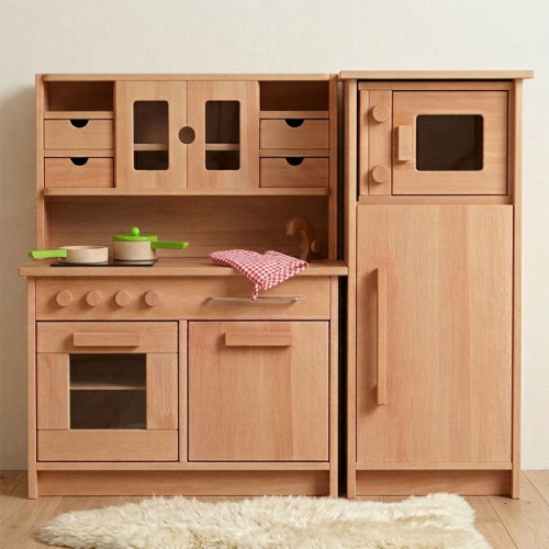 Kompakte Kinderküche aus Holz mit Kochfeld, Backofen und Spüle mit dezenten Spielküchenutensilien auf der Arbeitsfläche