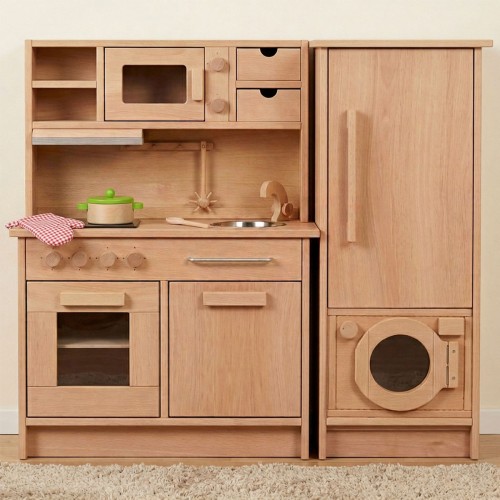 Kompakte Kinderküche aus Holz mit Kochfeld, Backofen und Spüle mit dezenten Spielküchenutensilien auf der Arbeitsfläche