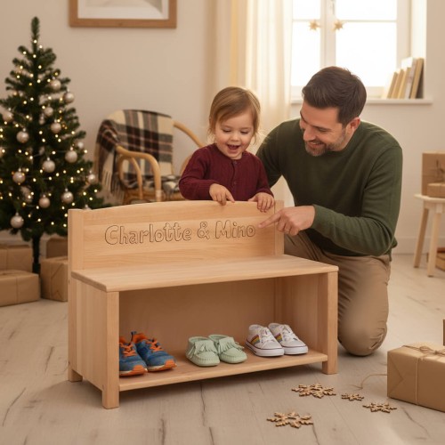 Personalisierte Sitzbank Kinder. Vater schenkt dem Kind die gravierte Holzbank 'Charlotte & Mino' zu Weihnachten.