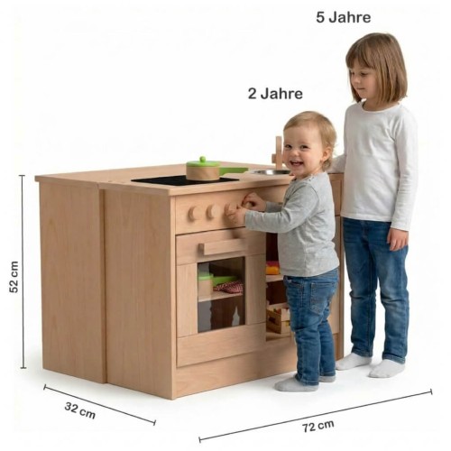 Größenvergleich zeigt ideale Spielhöhe der Kinderküchenzeile für Krippenkinder ab 2 Jahren