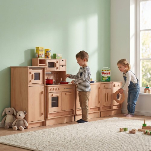 Kind spielt an einer Montessori Kinderküchenzeile aus Holz, fördert Rollenspiel und Selbstständigkeit