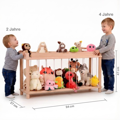 Größenvergleich: Kuscheltier Zoo aus Holz neben Kindern im Kindergartenalter