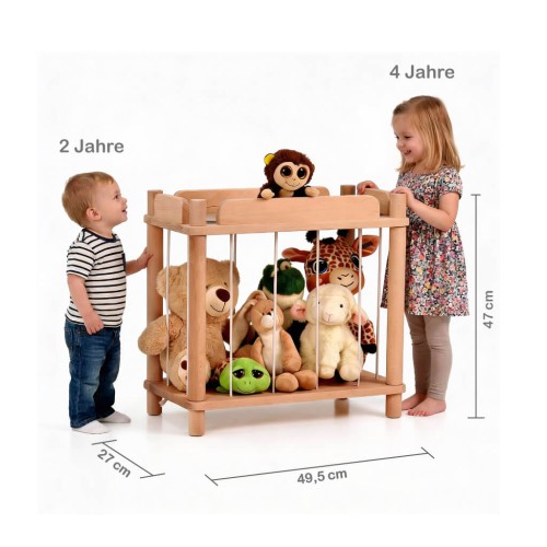 Größenvergleich: Kuscheltier Zoo aus Holz neben Kindern im Kindergartenalter