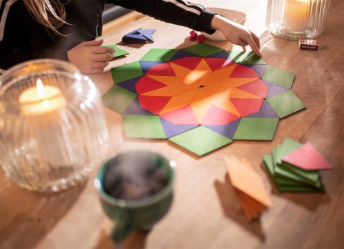 Kind legt mit dem LegeART Legespiel ein buntes Mosaik