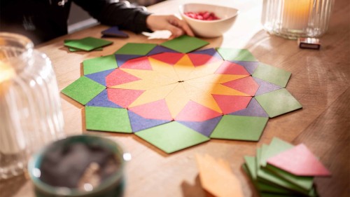 Legespiel als kreative Spielszene mit Holzplättchen auf dem Tisch