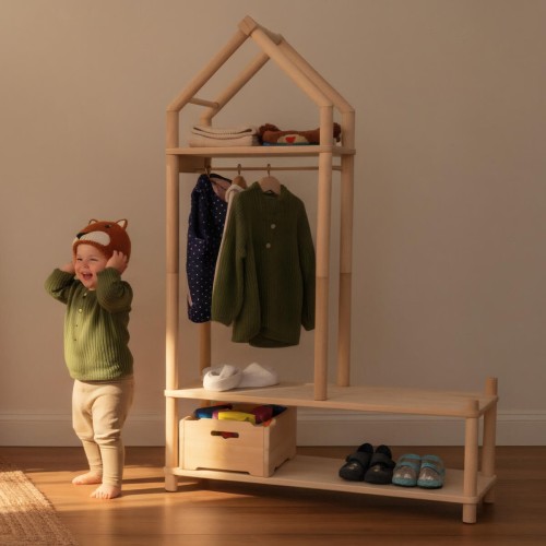Preview: Montessori Kinder Garderobe mit Sitzbank - Mütze aufziehen