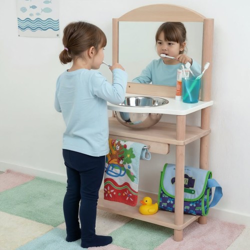 Preview: Montessori Waschtisch Holz mit Spiegel – Kind putzt konzentriert Zähne im Kita-Stil, fördert Selbstständigkeit.