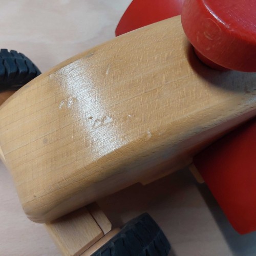 Leichte Dellen und Oberflächenspuren am Ostheimer Holztraktor im Detail