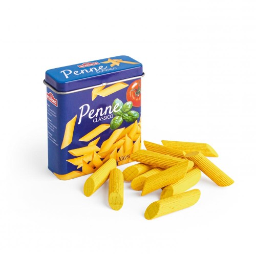Penne Nudeln aus Holz in blauer Metalldose für die Kinderküche