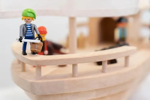 Kinder-Piratenschiff Massivholz Detail Bug mit Playmobil Piraten