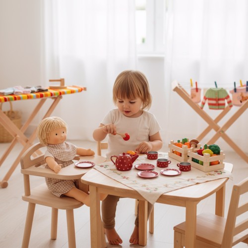 Kinderwäscheständer - Kleinkind füttert Puppe