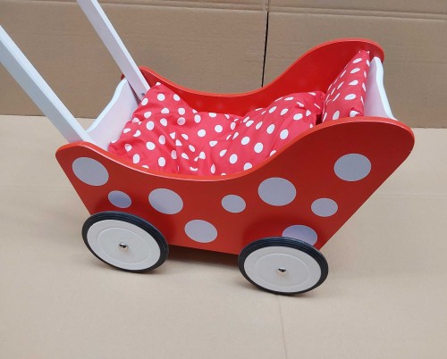 Puppenwagen aus Holz in Rot-Weiß mit Bettzeug als Ansicht von vorn