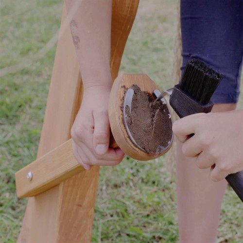 Putz Hufe für Holzpferde - Kind kratzt Hufe aus