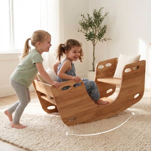 Zwei Kinder wippen gemeinsam auf der Holz Schiffschaukel im hellen Kinderzimmer