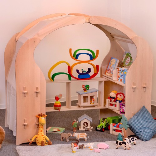 Spielhaus mit bunter Deko und Spielsachen Spielhaus mit bunter Deko und Spielsachen
