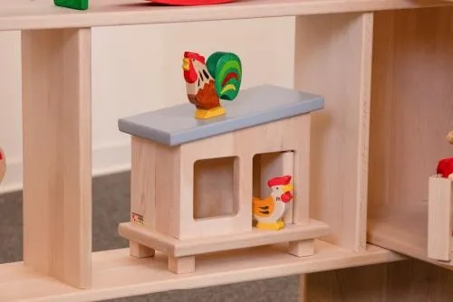 Huehnerstall mit Hühnern im Spielständer, dekorativ, Detail