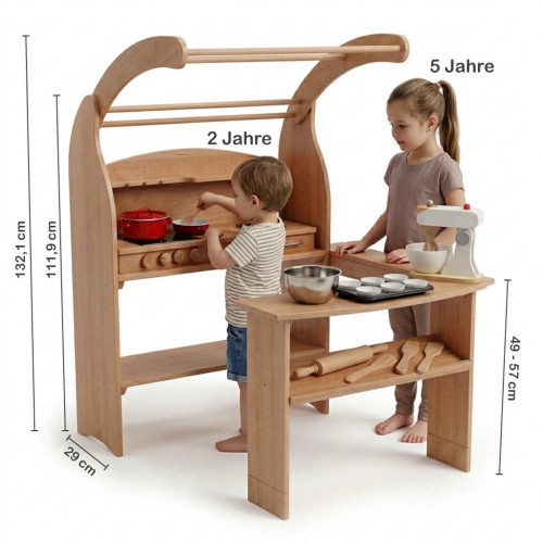 Holz Kinderküche im Größenvergleich mit Kindern – ideal für verschiedene Altersstufen