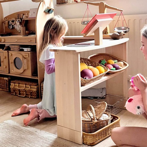Kinder Spieltheke Buche - mit spielendem Kind