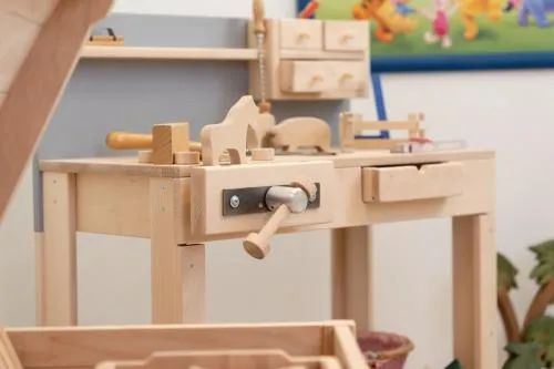 Kinder-Werkbank, grau-natur, Massivholz, nachhalig von Holzspielzeug Peitz , mit Werkzeug